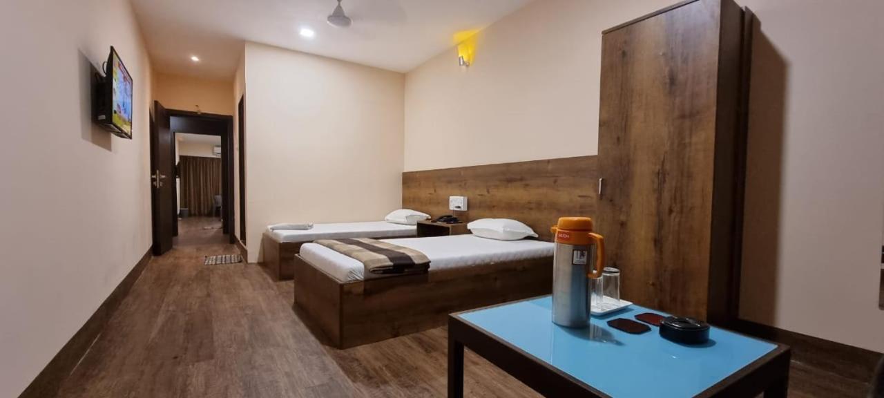 Hotel Flamingo Gāndhīdhām エクステリア 写真