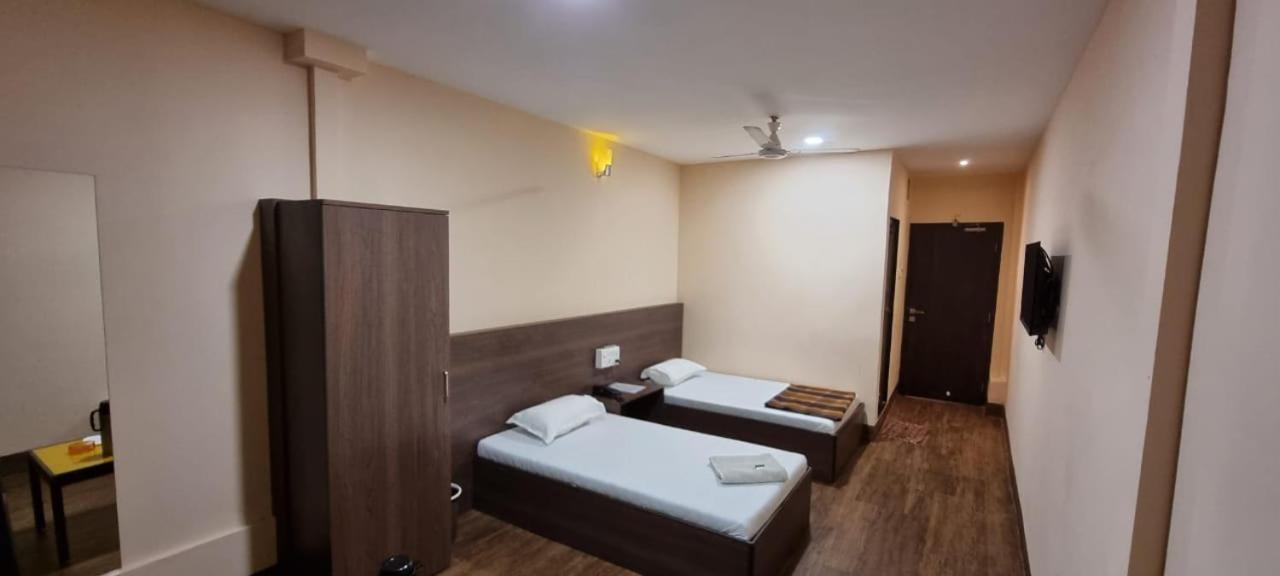 Hotel Flamingo Gāndhīdhām エクステリア 写真